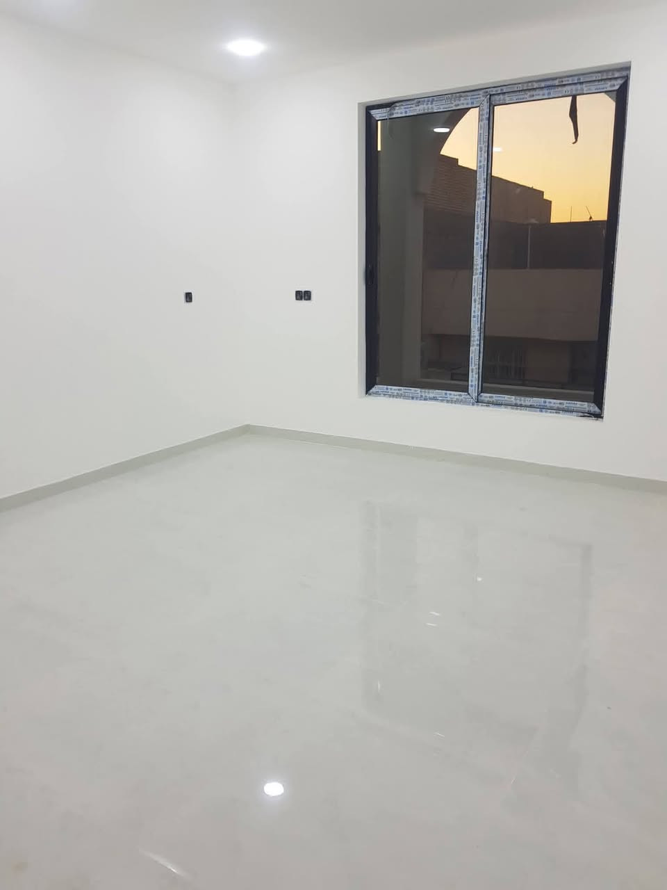 السلام عليكم مشتمل للبيع بالخاجيه بال٧٠٠٠ شارع القسم البلدي عرض الشارع ١٢ ثاني قطعه عن الركن بناء درجه اولى للاستفسار ***********
