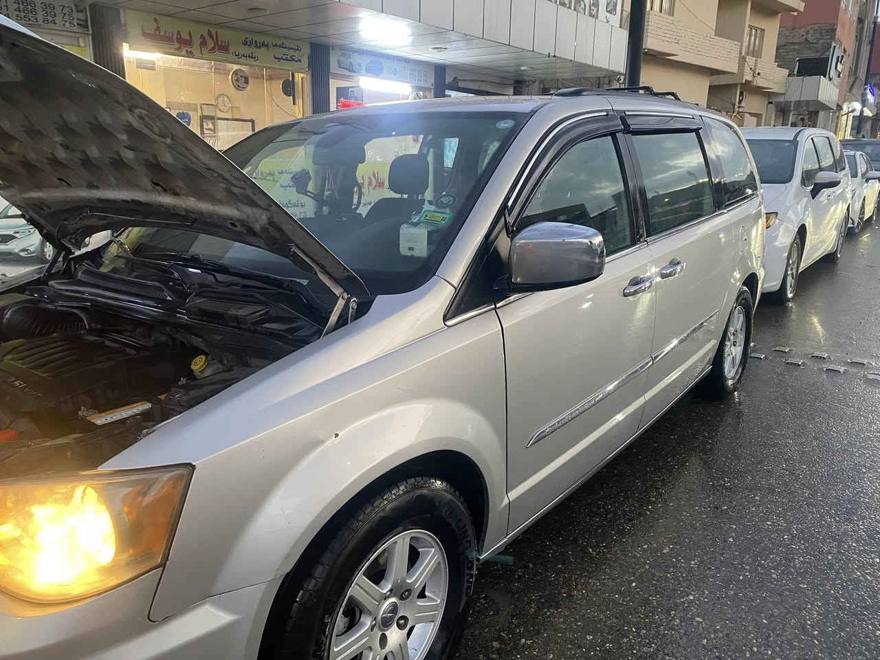 السلام عليكم
كرايسلر تاون اند كانتري
2012
اللون سلفر
ماشيه خير من الله 800 الف كيلو محرك مبدل جديد قبل شهرين
عليها غرامات 830 الف ينزل من سعرها
فول مواصفات
شاشه احنه شاديها
كامرا
حساسات خلفيه
فرس بالسقف
فرس ارضي
كشنات بلع + كشنات منفصل سياحي
ابواب كهرباء
صندوق كهرباء
نظام ايكو
مكان السياره دهوك زاخو 
السياره بأسمي

‏‭0773 867 4144‬
السعر 135 ورقه وبيها مجال للطيبين
