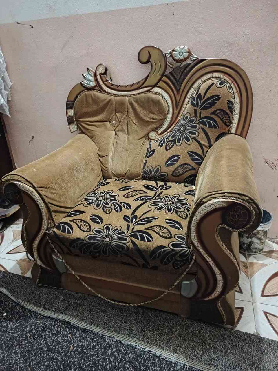 سلام عليكم تخم 4كراسي وقنفات ثنين كبار للبيع ب75 مثل ما موضح بصوره وبي مجال ***********
