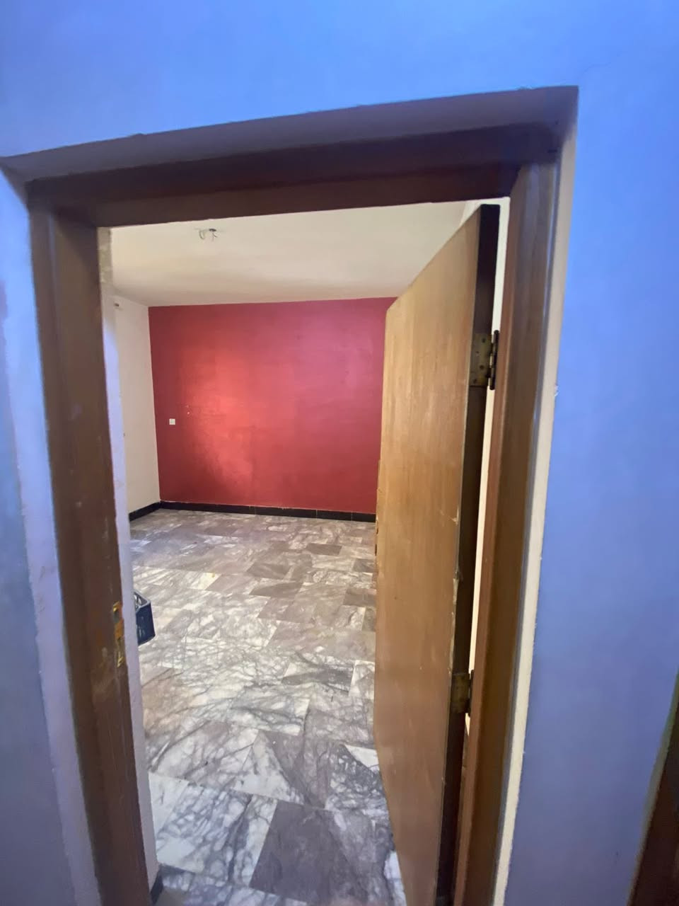 السلام عليكم 
دار للبيع ملك طابو صرف بغداد الغدير م706 قرب أسواق ياسر حياوي داخل قيصريه  واقع حال 120 مساحه110 واجه 10 نزال 12 بناء مسلح 2015 يحتوي 4 غرف نوم واصاله ومطبخ وهول حولي غرفه ارضيه وخدمات 2
 السعر 250مليون تواصل 
***********
