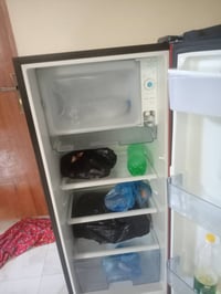 ثلاجه حجم وسط  جديد حيل ما صار هواي  من اخذنهة علئ ايدي جديد ما بيهة ا...