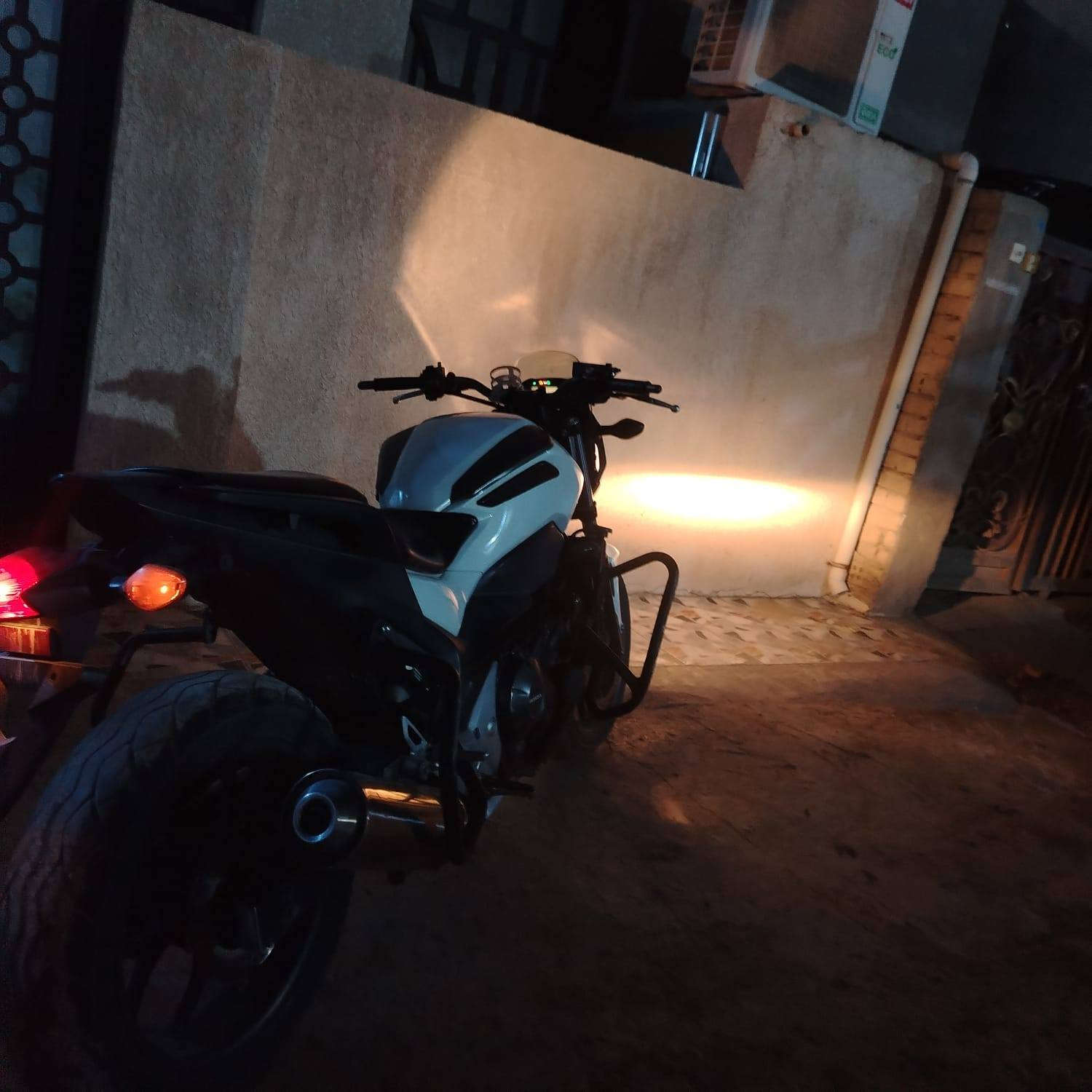 السلام عليكم اخوان دراجة للبيع بطح (NC) موديل 2013 مكينة 750 هونداي كفاله عامة ودراجة خير من الله  وماشية فقط 50 الف رايدها ب18 وبيها مجال لطيبين
***********
