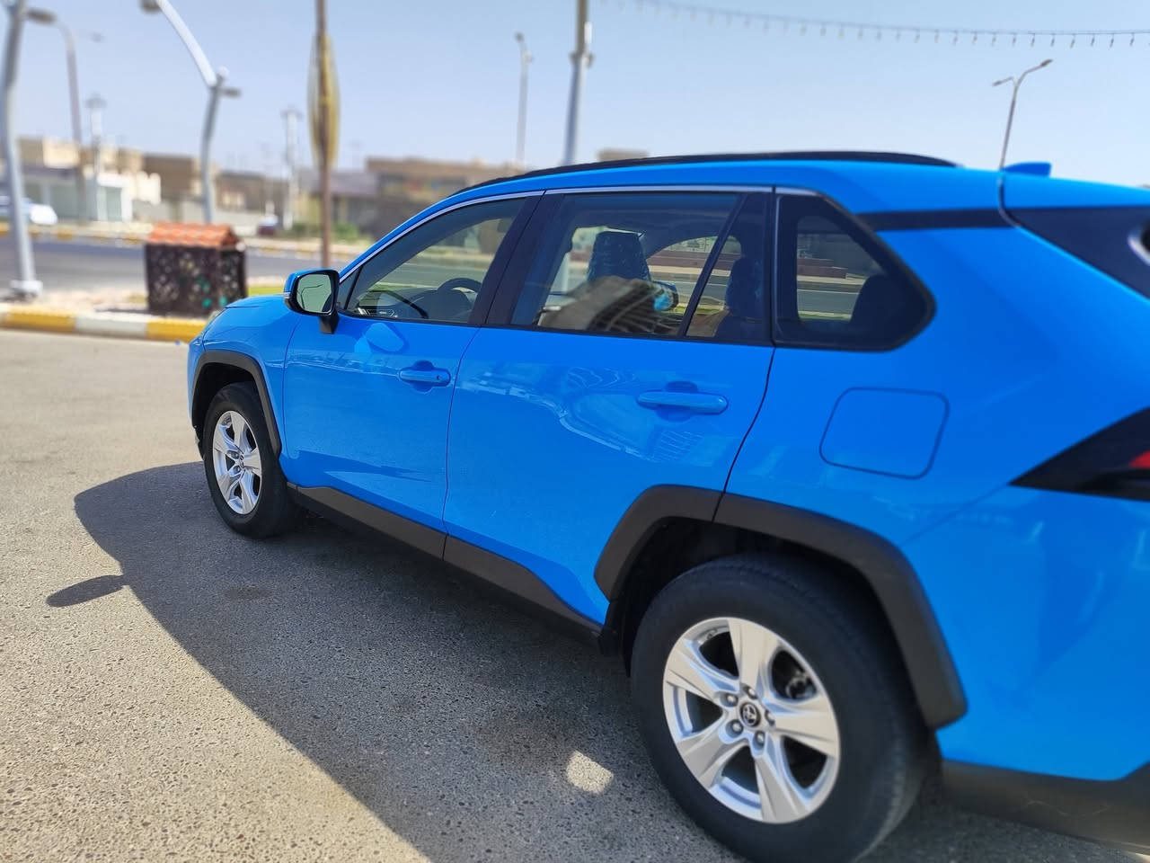 سلام عليكم
عندي سياره راف فور موديل 19 مراوس بكورلا موديل 21,22,23,24 واينطي فرق فوق سيارتك سياره حاله جيده جدآ حلوه  رقم الهاتف. ***********
