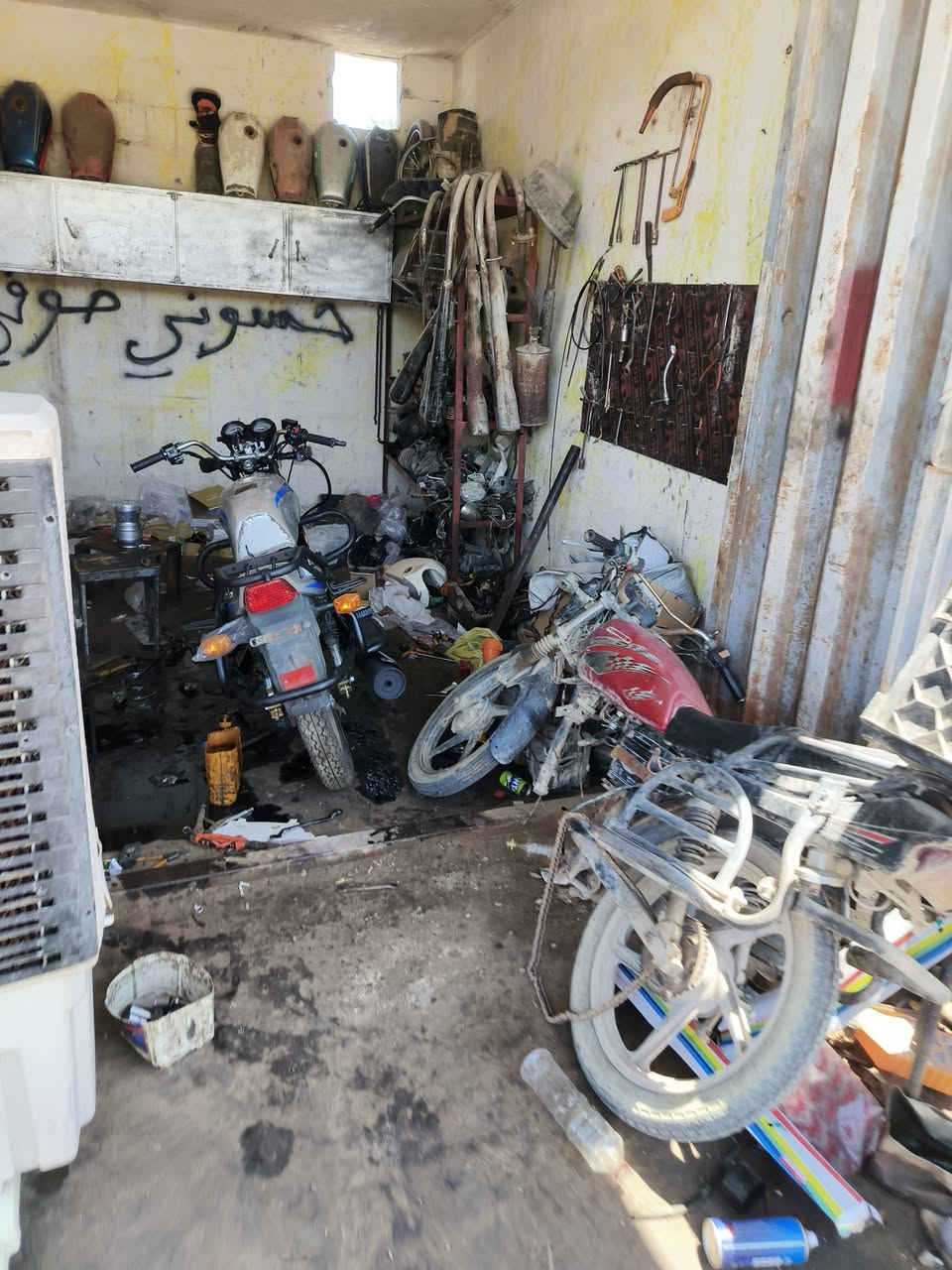 السلام عليكم محل تصليح دراجات كامل شغال خير من الله  مكان كربلاء الاحسينه قرب سيطره ٥٧ القديمه السعر ٧٥٠ بيه مجال سبب البيع عدم التفرغ اتصال ***********
