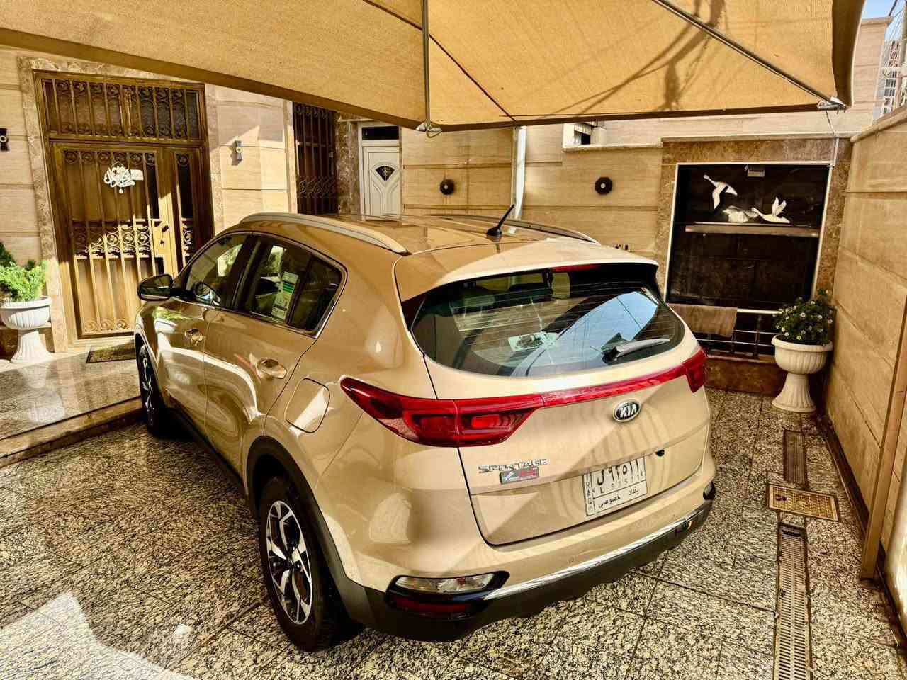 السلام عليكم كيا سبورتج 2019 خليجي بيها قطعتين صبغ اثر طخه صغيره بدون دواخل ماشيه 128 الف 
السياره نضيفه كير ومحرك مكفولات برغي مامفتوح بيها
رايديها 180 $وبيها مجال الاتصال ع ابو شمس *********** بغداد, العراق
