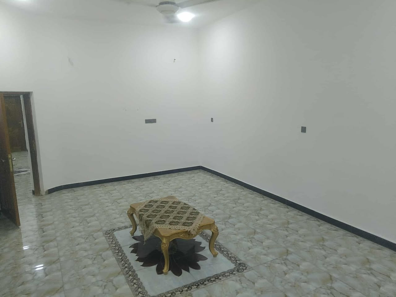 يالله دار للبيع حي لشرطه مساحته 200 مسلح خدمات كامله عالي عن لشارع بناء حديث / ***********
