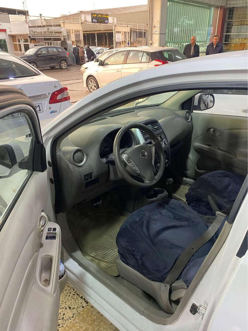 نيسان لاكشمى باى مؤديل 2017يه هه موو شتى نوى كرايته وه شه ش حه فت پارچه ى سبوخه جه مپه كى خه فيفى پيشى هه يه فه حسو هه زه شه ى نويه داواى 81وه ره قه ى ده كه م 
*********** أربيل, العراق
