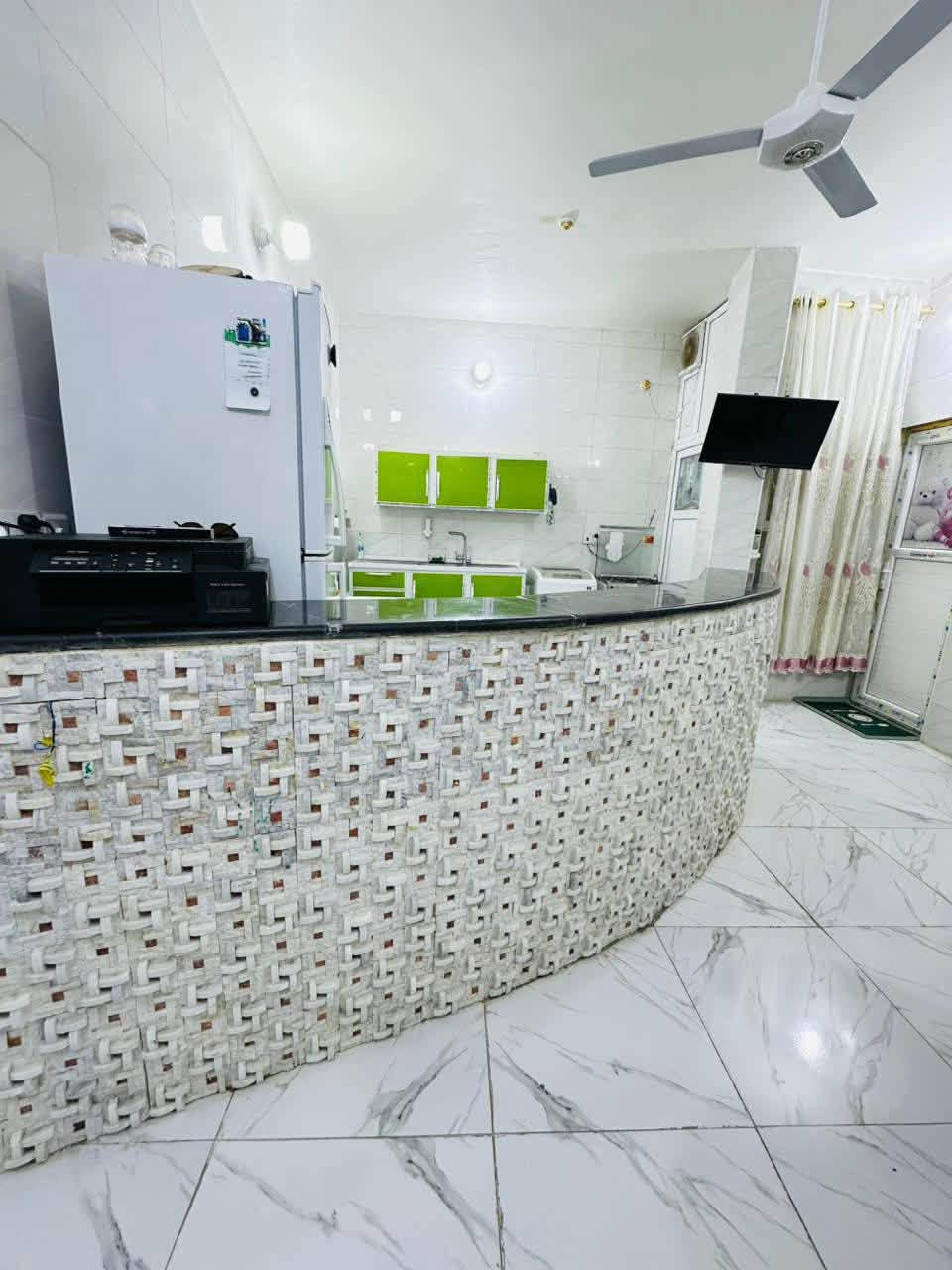 🏡 بيت للبيع

📏 المساحة: 100 متر
📐 العرض: 6 أمتار

🏡 التفاصيل الداخلية:

• غرفة نوم: 6 × 4.5 م
• استقبال: 4 × 4 م
• صالة ومطبخ كبير جداً (مفتوحان على بعض بتصميم عصري)
• حمّامان (واحد داخلي وواحد خارجي)
• الساحة المكشوفة بالكامل سيراميك
• غرفة إضافية في الطابق العلوي

✨ المواصفات:

• أرضية سيراميك ومرمر
• مطبخ أوروبي مفتوح على الصالة
• كهرباء، ماء، ومجاري درجة أولى
• صب كونكريت (السقف كونكريت)
• السطح ملبوخ بالكامل ومزوّد بوشتايكر
• البيت نظيف جداً وجاهز للسكن

السعر 38 مليون وبي مجال 
للتواصل على الرقم  ***********
