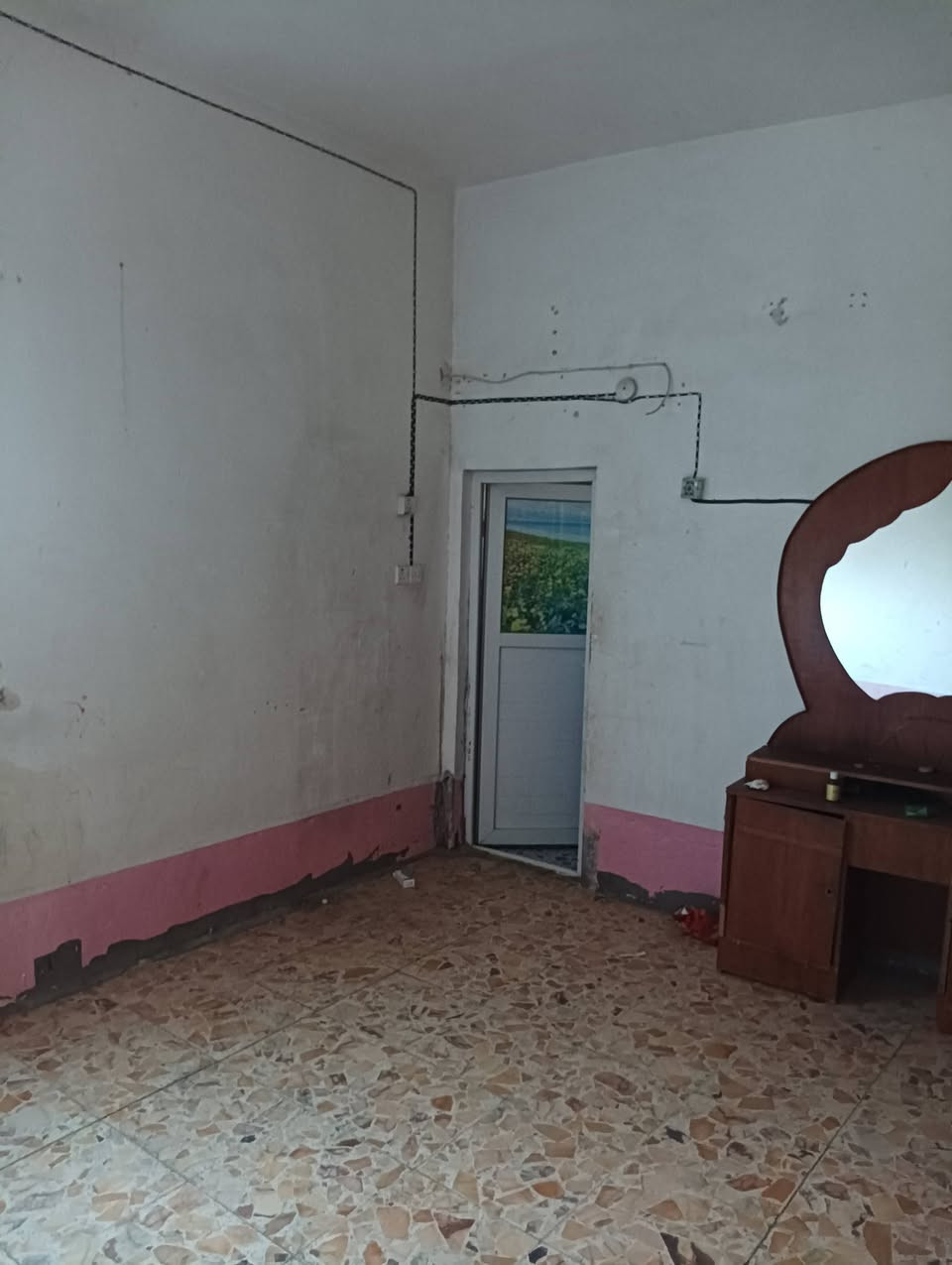 بيت للبيع المساحه 800 متر السعر 50 مليون وبيه مجال للشراي يدلل موقع البيت حي الزهراء على شارع الشريفات ***********
