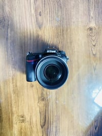 كاميرا نيكون 7100 مع عدسة 70-300 رياضي وجميع الملحقات بطارية ورام وشاح...