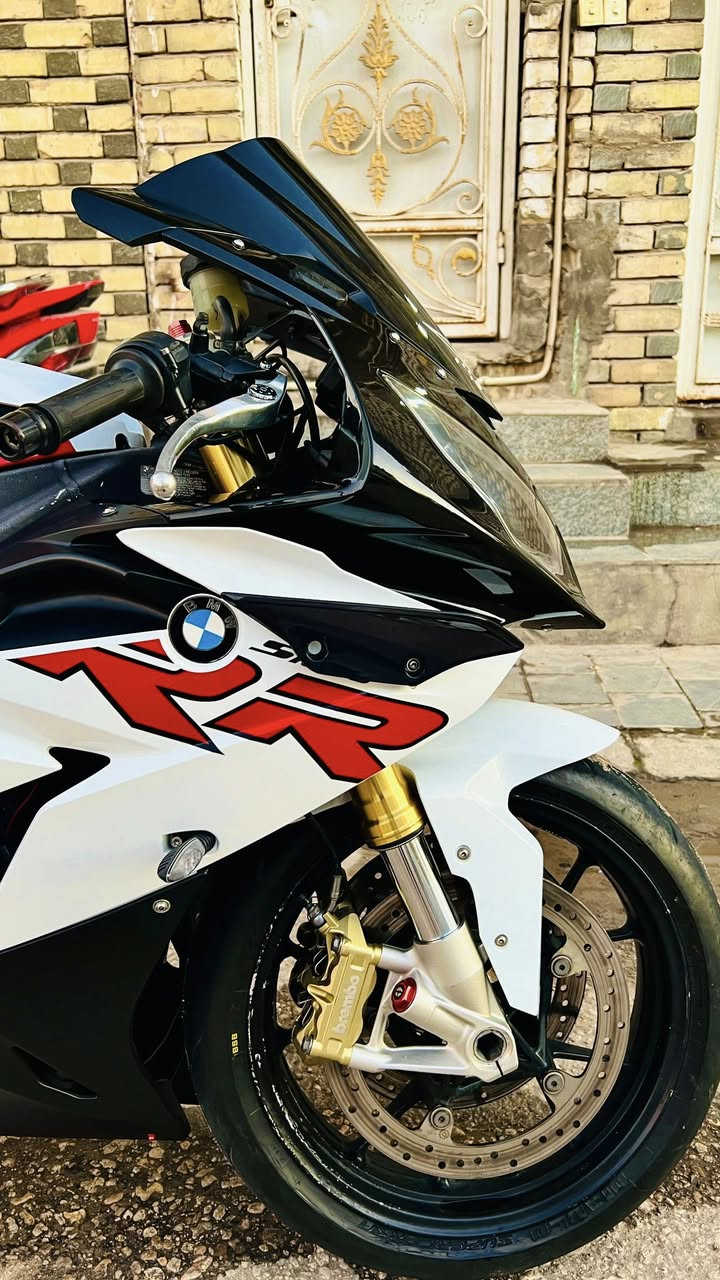 bmw s1000rr
ماشيه 32الف km
عليها دوسات رياضي كاربون 
جاملغ خلفي كاربون 
ميزانيات Arashi
صالنصه كاربون اصليه ماركه  Austin Racing
شبك حمايه راديترات 
باتري ليثيوم 
للاستفسار *********** بي واتساب
