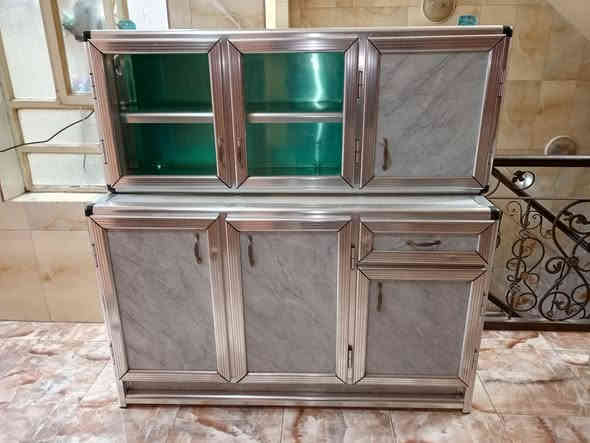 للبيع كاونتر نظيف 150. ميز طعام 100. مكان بغداد شعله ***********.
