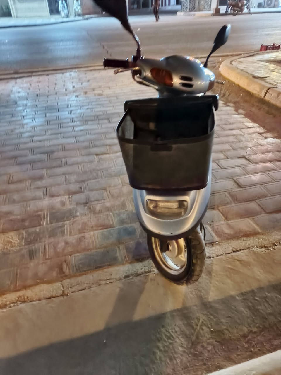 للبيع مكاني حي العباس السعر ٦٠٠ وبيها مجال ***********
