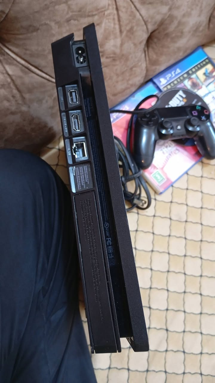 سلام عليكم عندي بلي فور سلم ويا يدات 2 ولوايرات موجوده ويا 3 اقراص وداخل البلي موجود 4 لعبات الجهاز نضيف ممفتوح  سعر البلي 350 عنوان بغداد الحريه رقم***********
