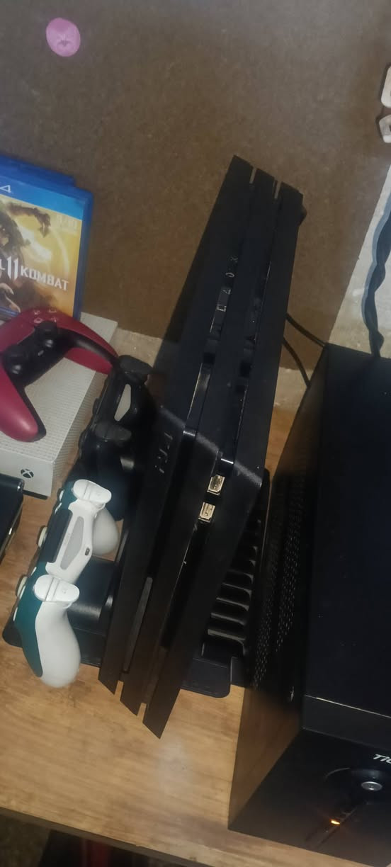 Ps4 Pro
-الجهاز مفتوح منضف ومبدل عدسة فقط(انطيك العدسه القديمه)
-نظام ١١.٥٠ مهكر قرص منزل بي العاب:-

-Red dead redemption 2
-Ghost of tsushima
-Gta V
-Outlast
-Outlast 2
-cyberpunk 2077
-COD Black ops 3
-Beyond-Two souls
-Farcry 5
-COD cold war

وبعد بي يمكن لعبتين هم قويات لان تاركه الجهاز ممستخدمه وناسيهن.

-ويا ٣ اقراص Mortal combat و wolfenstien  و قرص التهكير + فلاش نظام ١١.٥٠ backup للنظام.

-الجهاز قافل تحديثه من الDNS يعني كنك براحتك والعب.

-الجهاز ويا ٣ جوستكات وحده اصليه وحده تجاريه درجه اولى و وحده شبيهة الفايف كلهن شغالات مضبوط.

- هارد واحد تيرا + خارجي ٥٠٠ كيكا.

-كارتونه الجهاز موجودة.

-يوبي اس تايگر دبل بطاريه 1500 يشغلك الجهاز والشاشه ساعه.

-ستاند تبريد وشاحن للحوستكات.

-الجهاز كلش نظيف ومعتني بي مال جناي واستخدام قليل....مراوس بفايف ونتفق ع الفرق.

-*********** واتساب.
