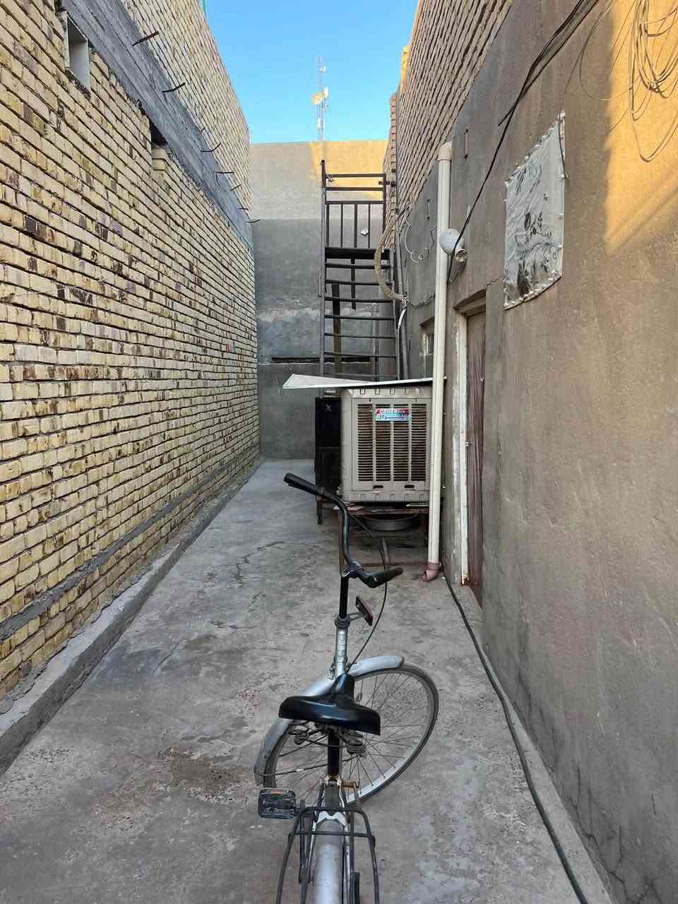 دار 🏠 البيع 
طابو صرف 
المساحه 93,5
الموقع حي العسكري مقابل شارع السفينه 
يحتوي على  غرفه 5*4,5
وصاله 5*4,5
ومطبخ 2*4,5
ترك 20م 
للاستفسار اكثر مراسله الصفحه او الاتصال على الرقم ***********
