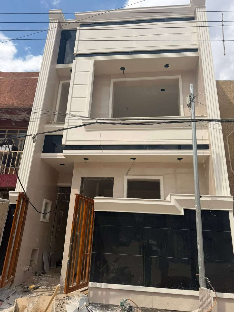 مشتمل للبيع الشعب شارع عدن خلف مكوه الخضراء.

٨٥ متر واجهه ٥ ونص نزال ١٥ جديد باقي شهر يكمل 

استقبال وخدمات ومطبخ وغرفه نوم وصاله 

الطابق الثاني غرفتين نوم وخدمات  السعر ٢١٥ مليون

معروض بمكتب الكناني ***********   

عنوان المكتب شارع عدن قرب جاتو باريس
