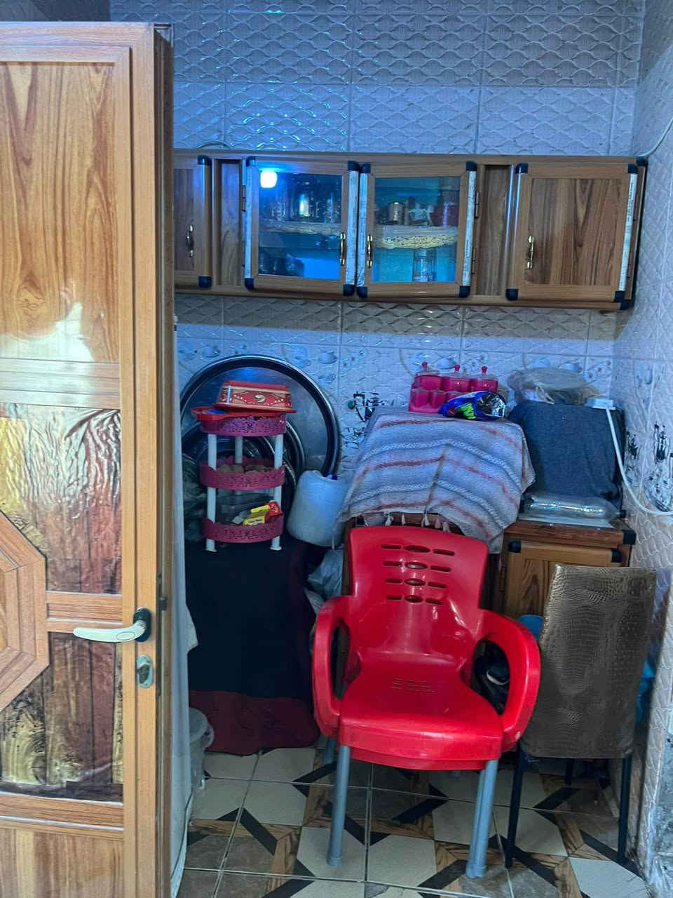 دار 🏠 البيع 
طابو صرف 
المساحه 93,5
الموقع حي العسكري مقابل شارع السفينه 
يحتوي على  غرفه 5*4,5
وصاله 5*4,5
ومطبخ 2*4,5
ترك 20م 
للاستفسار اكثر مراسله الصفحه او الاتصال على الرقم ***********

