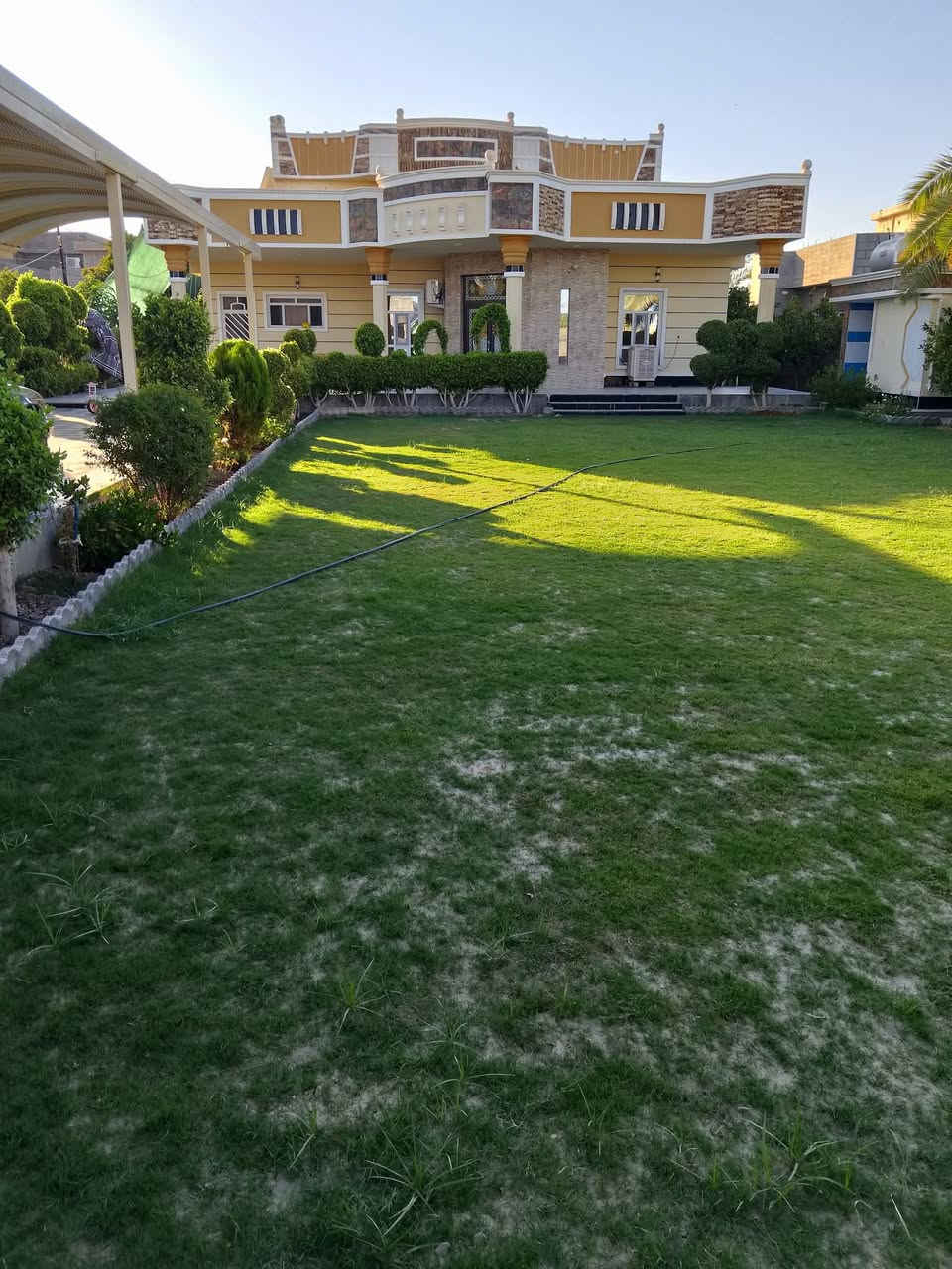 بيت طابقين للبيع في الحبانية حي العمال شارع البفتيخان 
مساحة الارض 1350 متر مساحة البناء 250 متر
يحتوي على 4 غرف نوم 2 منهم اسويت 
استقبال 8* 4/5
هول 5* 4/5
صاله عدد 2    5*8
مطبخ 5*4/5
حمام عدد 4
ارضيه الطابق الاول مرمر 
الطابق الثاني بورسلين 
سقيفه على طول الكراج 21 متر 
اشجار مثمرة 
السعر 185 بي مجال 
لمزيد من المعلومات الاتصال على الرقم
***********
***********
