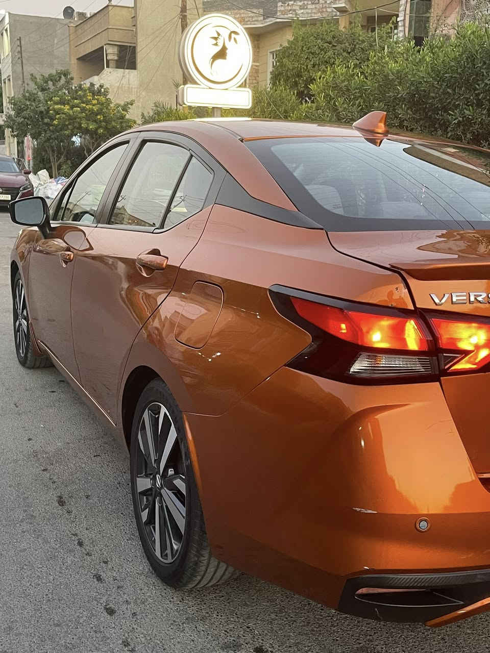 السلام عليكم 🫡 
للبيع نيسان فيرسا  فئة SR موديل 2021 فول 1/1
رقم اربيل لون (مشمشي ) سنوية بأسمي 
صورة الحادث مرفقة بالمنشور 👇
السعر 128 ورقة وبيها مجال بسيط 
.
المواصفات :
________________
*اشاير مري - نقطة. عمياء 
*رادار جانبي - تنبيه الخروج عن المسار
*رادار امامي توقف ذاتي
*رادار خلفي توقف ذاتي
* تحديد مسار مع قيادة ذكية 
*كشنات تدفئة 
*شاشة كبير كار بلي مع كاميرا دوارة
*حساسات امامي خلفي 
* بصمة تشغيل عن بعد 
*نظام سبورت 
* شاشة اعطال دجيتل كبيرة
*لايت وبلوجكتر فول زنون 
*لد نهاري 
*كشنات مخمل اسود برتقالي 
* دشبول وبيبان خياط برتقالي 
وباقي المواصفات معروفة 
.
الاضافات : 
——————-
تخم تاير تايواني جديد قبل شهر شديته ضمان سنة من تاير مول
حدادية صدر امامي 
باتري جديد ضمان سنتين من تاير مول
.
اخوان السيارة حادثها قطعة وحدة فقط (الصندوق ) معمر ونفسة مشدود بدون دواخل بدون ايربالك بجم كبس - (ابيع شرط التحويل )
مكان السيارة / بغداد الدورة 
 واتس اب ***********
