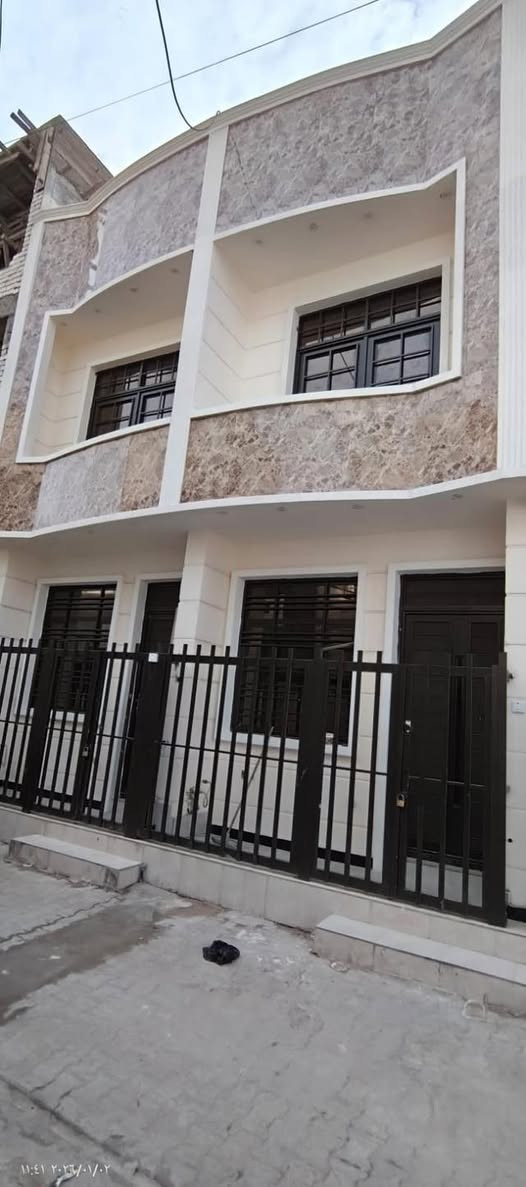 مكتب الزبيدي للعقار🏠🏠
🔊🔊🔊
للبيع مساحة ٤٨ ونص✅
📍الموقع حي القاهرة الشماسية قرب الخط السريع 
🏠يحتوي الطابق الأرضي على طرمة صالة ومطبخ وخدمات وغرفة نوم
والطابق الثاني يحتوي على غرفتين نوم وخدمات
والطابق الثالث بيتونة +سطحين 
📍عنوان المكتب حي القاهرة بظهر تانكي المي
للاستفسار اكثر يرجى مراجعة مكتب الزبيدي الهندسي للعقار🏠🏠
او الاتصال على :***********
