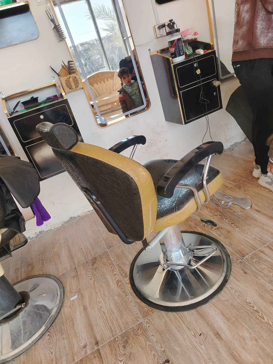 للبيع
كراسي 2  وعربانه 
جك يشتغل ومابيهن شي واحد جديد والثاني بس دوشمه 
اسعارهن امناسبه 
***********
