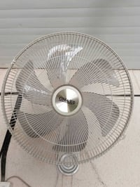 اغراض للبيع بسعر مناسب مروحة جدارية ١٥ الف ميزان سعة ٦٠ كغم ٢٠ الف ميز...