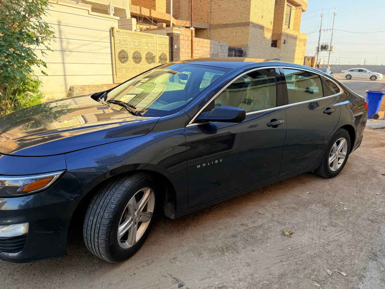 مساء الخير والبركة

🔹 للبيع: شيفروليه ماليبو
📌 الموديل: 2020
📍 المكان: بغداد – اليرموك (4 شوارع)
🚗 اللون: رصاصي مميز 
الرقم بغداد باسمي تحويل مباشر 

🔧 الحالة العامة
 • السيارة بحالة ممتازة وبوضع الشركة
 • الضرر: حافة البنيد فقط
 • مكفولة من الصبغ عدا شبر تقريباً من البنيد
 • يوجد بارد صغير بالجاملغ الخلفي داخل العراق
 • السيارة لا تحتاج أي شيء، جاهزة للاستخدام

⚙️ المواصفات
 • 🔹 محرك 1.5L توربو – 4 سلندر
 • 🔹 ويل كب قياس 17 مع تايرات بحالة ممتازة
 • 🔹 بصمات عدد 2 للأبواب + بصمة تشغيل + بصمة جنطة
 • 🔹 لايتات صفر + كشافات دعامية LED
 • 🔹 شاشة داشبورد كبيرة (حجم آيباد) للتحكم الكامل بإعدادات السيارة
 • 🔹 كاميرا خلفية أصلية دوّارة مع الستيرن
 • 🔹 كشنات جلد لون بيجي
 • 🔹 Auto Stop
 • 🔹 تحكم كامل
 • 🔹 نظام تحديد المسار
 • 🔹 تشغيل عن بُعد
 • 🔹 نظام صوتي مميز
 • 🔹 ستيرن مالتي فنكشن (بلوتوث – مكالمات – كروز كنترول – تحكم صوت)
 • 🔹 نظام ABS مانع الانزلاق

💰 السعر

127 ورقة مع مجال بسيط

📞 للاتصال: *********** بغداد, العراق
