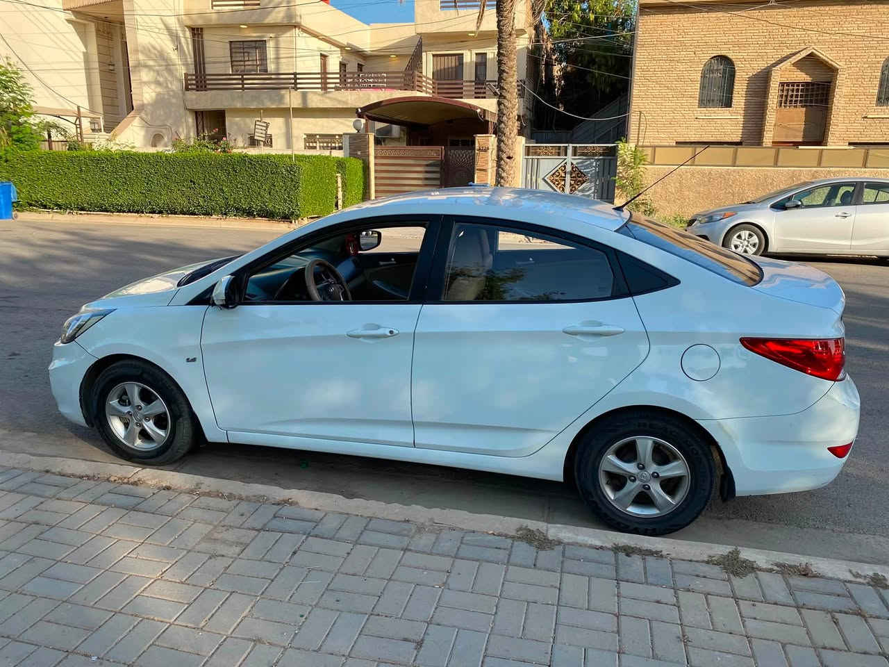 السلام عليكم 
اكسنت 2013 خليجي 1600 دوش استيراد الشركة العامه للسيارات مكفوله من صبغ حتى دعاميات بس طخه بالدوسه عكس سايق والباقي مكفول كير مكينه السياره باأسمي وعلى ايدي تحويل مضمون مواصفات معروفه اكسنت تحكم ستيرن اشاير مري ارضيه جلد المكان بغداد السيدية السعر 103 وبيها مجال للاستفسار ***********
