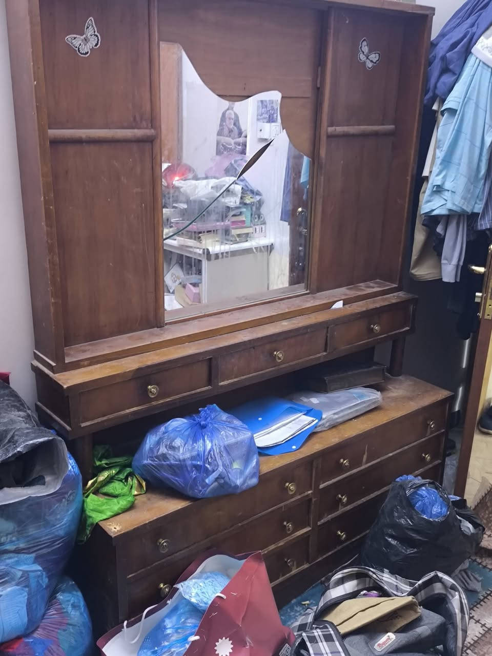 غراض للبيع
كاونتر 
غرفة نوم الكنتور ستة ابواب
كنتور أربعة ابواب
جرابي عدد اربعه مفرد
وعندي طخم قنفات عشرة مقعد متضرر الي يريدة يأخذه بلاش


**إذا كنت صاحب هذا الإعلان وتريد حذفه لأي سبب، رجاءا أرسل رسالة إلى الدعم الفني**