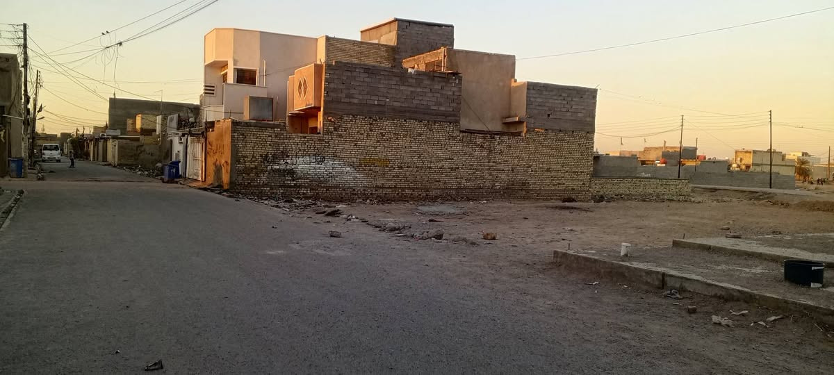 سلام عليكم بيت 170 متر للبيع المكان بغداد المعامل شارع رضا عويد بيت جاهز وكامل من كلش موقع حلو الشراي ينورنا السعر خاص***********
