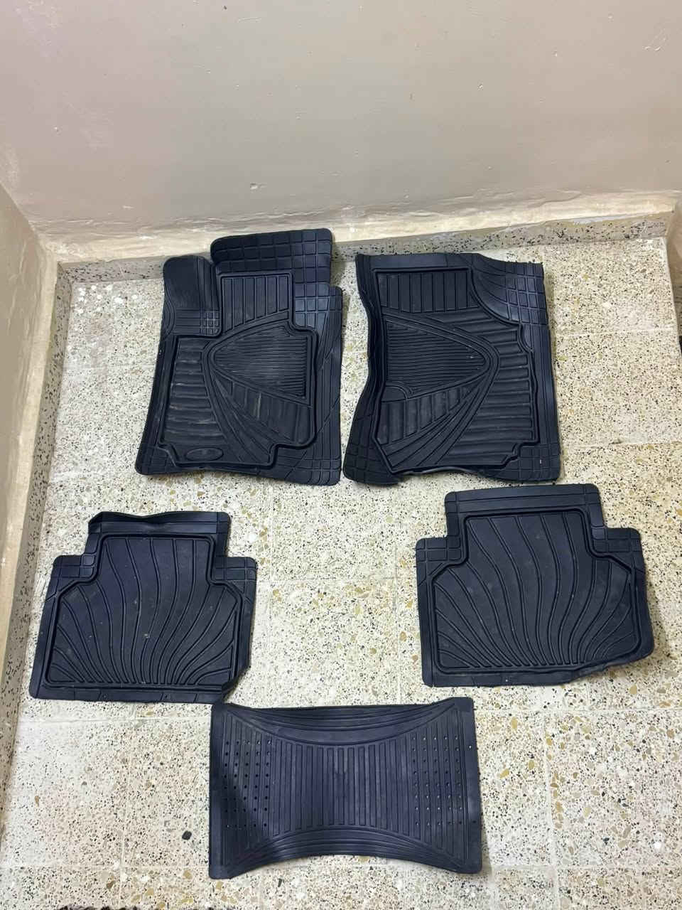 عندي هذني اغراض مال كرفان فرشة مال دشبول و كاعيات ويه مال تبريد ويه قاعدته قيم واخذ ***********
