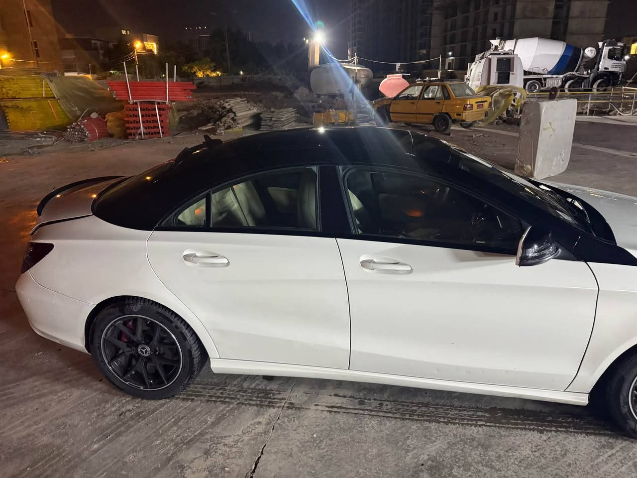 السلام عليكم شبابنا الطيبين مرسيدس شبابيه CLA250 فورماتك موديل 2018  ماشيه 110الف كم رقم اربيل هزه وفحص صالح لغاية شهر الثامن سنويه جديده باسمي تحويل مباشر  مواصفات فوول ميحتاج اكتبلك جريده  فوول السياره محرك 2000T  وارد داخله كليين للعراق هنا صار بيهه صبغ باب وجاملغ خلفي ايمن اثر شخط بدون  دواخل  السياره جاهزه   كير محرك تبريد كله جديد بيع او مراوس حسب القناعه والسعر المطلوب 145$ ومكانه بغداد حي العدل  واي استفسار ثاني *********** بغداد, العراق
