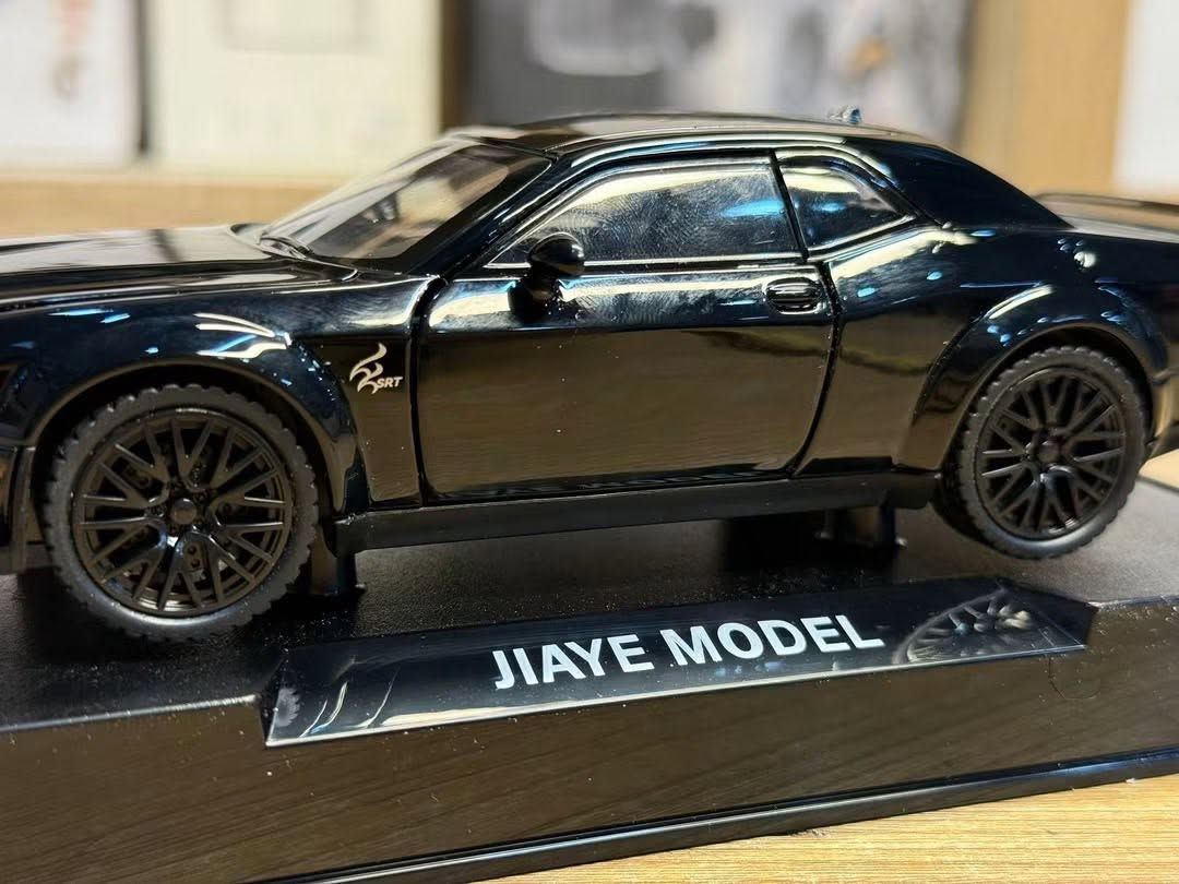سيارة دودج تشالنجر هيلكات (Dodge Challenger Hellcat) من شركة JIAYE MODEL، وتأتي بمقياس 1:32.المميزات: تتميز بهيكل معدني (Die-cast) مع إطارات مطاطية، وتتضمن مؤثرات صوتية وضوئية عند فتح الأبواب.الوظيفة: تحتوي على آلية "السحب للخلف" (Pull-back) لتتحرك السيارة للأمام تلقائياً عند سحبها للوراء وإفلاته


**إذا كنت صاحب هذا الإعلان وتريد حذفه لأي سبب، رجاءا أرسل رسالة إلى الدعم الفني**