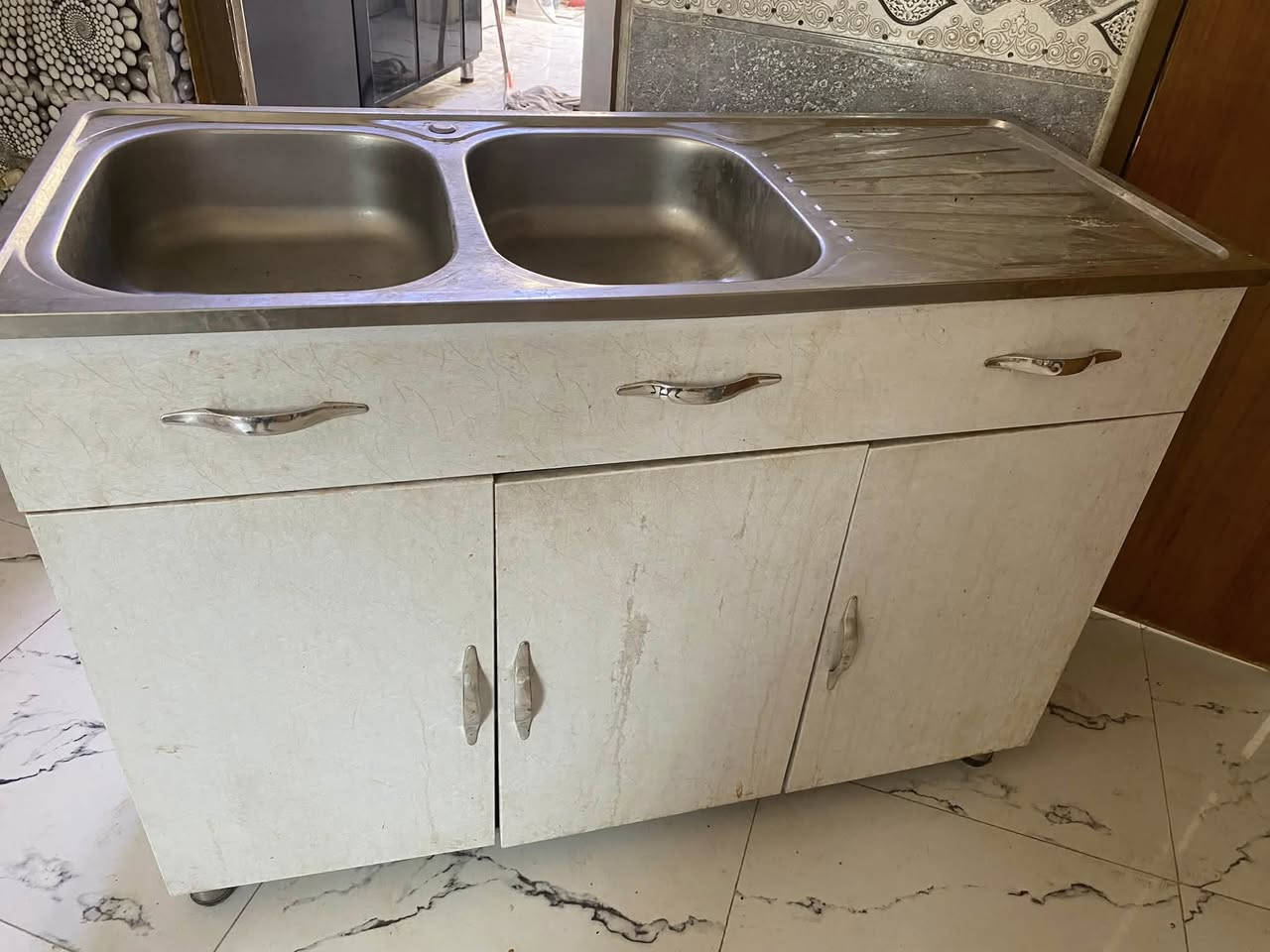 طباخ بس عنين تشتغل
السنك نضيف بس الخشبه جوه بيها خياس صغير
سعر 60
 عنوان بكرلي شارع الغسل 
***********
