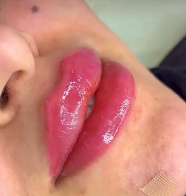عروض الكوافيره ساندي الشرطه الخامسه قرب جامع الجميلي *********** توجد لدينا خدمة منزليه لكافه الأقسام
