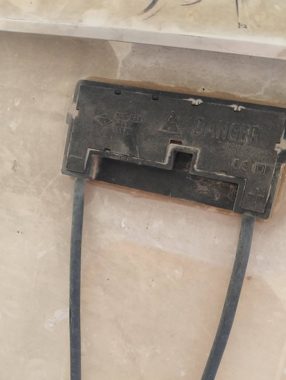 السلام عليكم
لوح شمسي طوله اكثر من متره وجبير مثل ما واضح بل صوره متروك صارله فتره
الي يفيده يتصل ويتساب 
***********
وبي ضربه صغيره بكد سانتيم واحد
