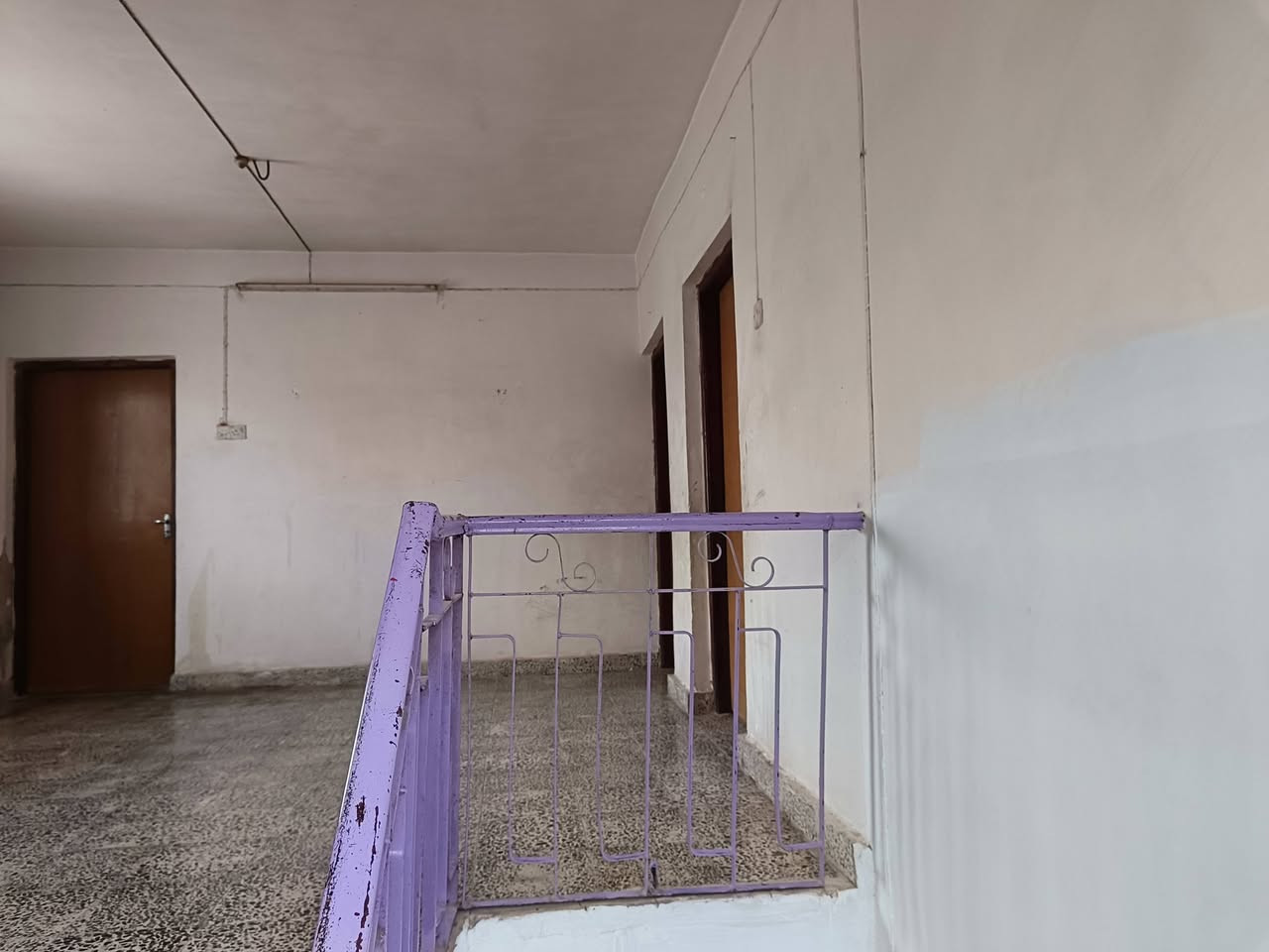 سلام عليكم دار للبيع في الجمعيه الثانيه قرب جامع الصادق ع
المساحه 340 متر خمس غرف موقع مميز رقم ***********
