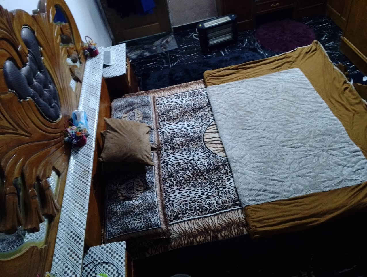 سلام عليكم
غرف نوم اخشاب للبيع 

جهازه ونضيفه

كنتور 6 بوب 

زاويه

ميز مرايه

ميز احذيه

جربايه نفرين

للستفسار /***********

واتساب فقط 

السعر/500
