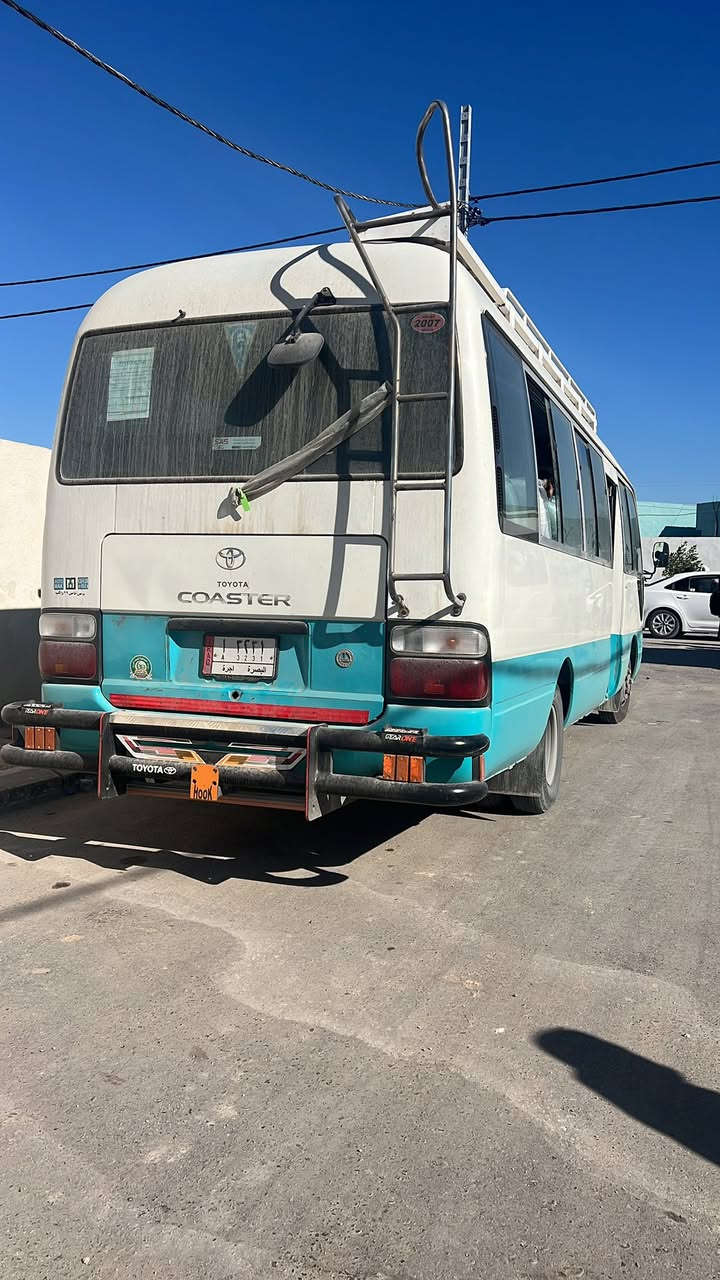 السلام عليكم كوستر لبيع ألفين وسبعه السياره حلوه وجاهزه للعمل مكينه وكير واكسن حلوات بيها صبغ قليل تايرات جدد السعر ٢١٠ وبيها مجال قليل المكان كربلاء الرقم *********** الرقم ***********
