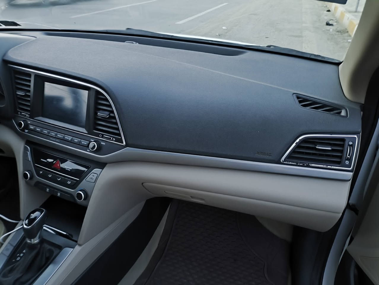 السلام عليكم
هونداي النترا 2017 وارد امريكي محرك 2000 دوش حره تحويل مباشر حادثه بنيد فقط بدون ضرر داخلي مواصفات شاشه كبيره كامره دواره بلاجكتور ويل كب  تحكم استيرن فول داخل لونين ثلاث انضمه قياده السياره  جديد ماشيه 47 الف حقيقي  للتستفسار *********** مكاني ناصريه
