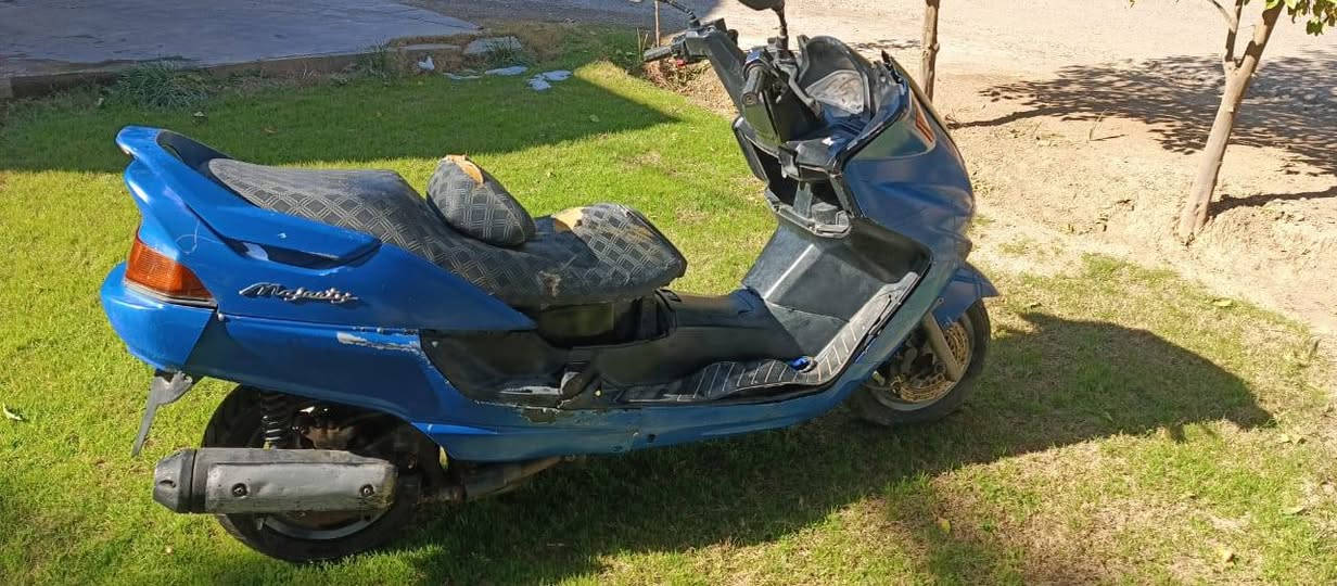 للبيع كوم حديد محرك مجفت نقصه تاير امامي وكابريته بس ابيع كوم حديد 120بيه مجال  ***********
