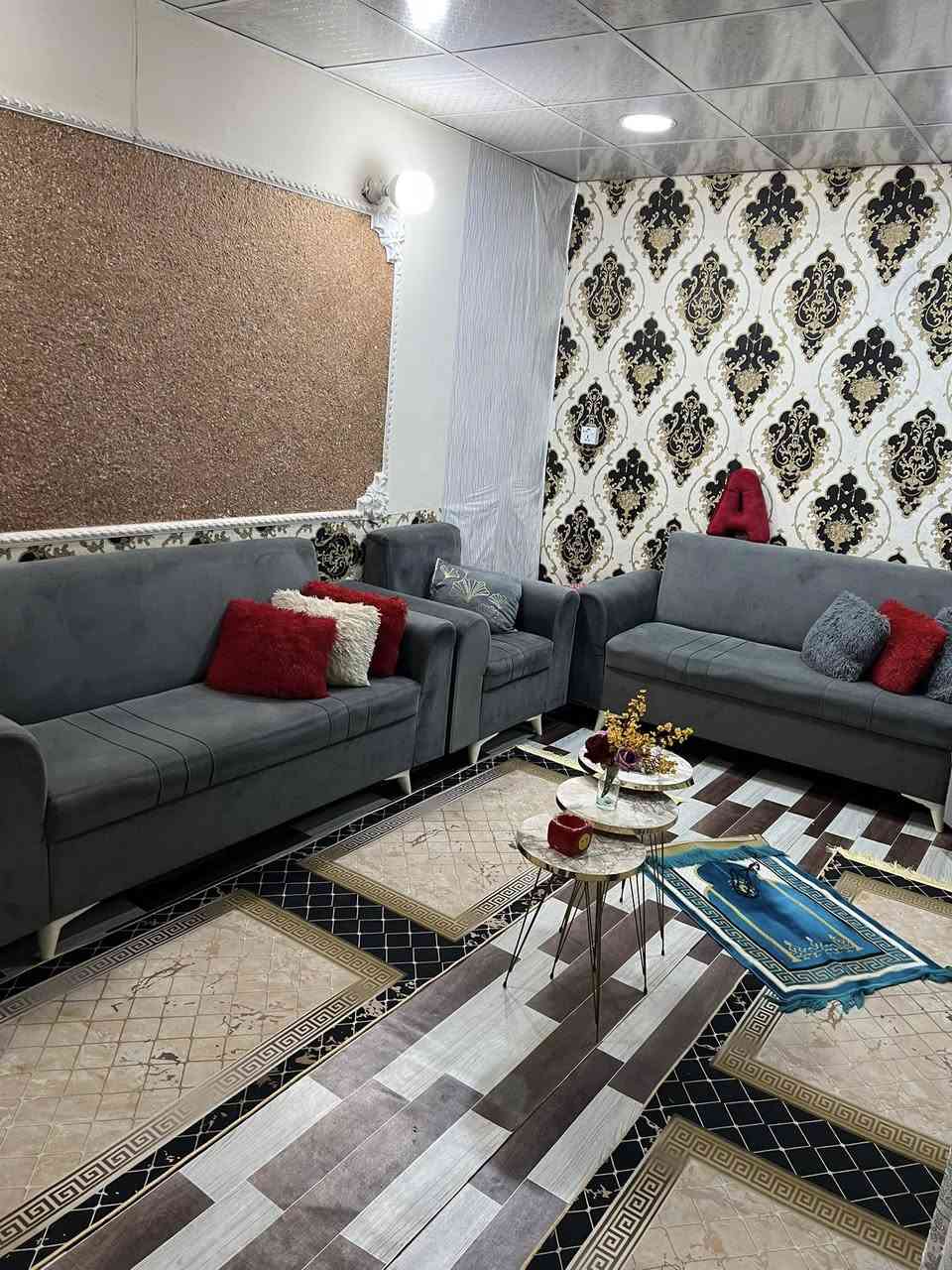 بيت تجاوز البيع البيت مرقم من المانه علا التطويب  يعني ما عليه اي شي من حيث المكان مكان الزعفرانية شارع المعهد قرب المنصه البت كبير تكدر تقسمه 2 أو إذا عندك عائلة كبيره يحتوي علا 3 غرف نوم 
استقبال كبير 
حمام شرقي 
حمام غربي 
غرفه مخزن 
مطبخ كبير 
كهرباء رائسي +سحب 
مجاري رائسي +ماء قوي 
حديقه 2 كبار داخلي+وحده خارجية 
سوك ألهوه قريب عليك مستشفى قريب مدرسه بصفك كلشي قريب عليك الف خير علا يخذه +سخان وياه +بورد كهرباء كامل كابينه 3 فيز + سحب +تانكي  ماء + مأطور +مغسله خارجيه 
يعني ما تتعب ولا تذب اي فلوس زيده وبلخير على يخذه 
سعر32 وبي مجال وتدلل استفسار ***********
