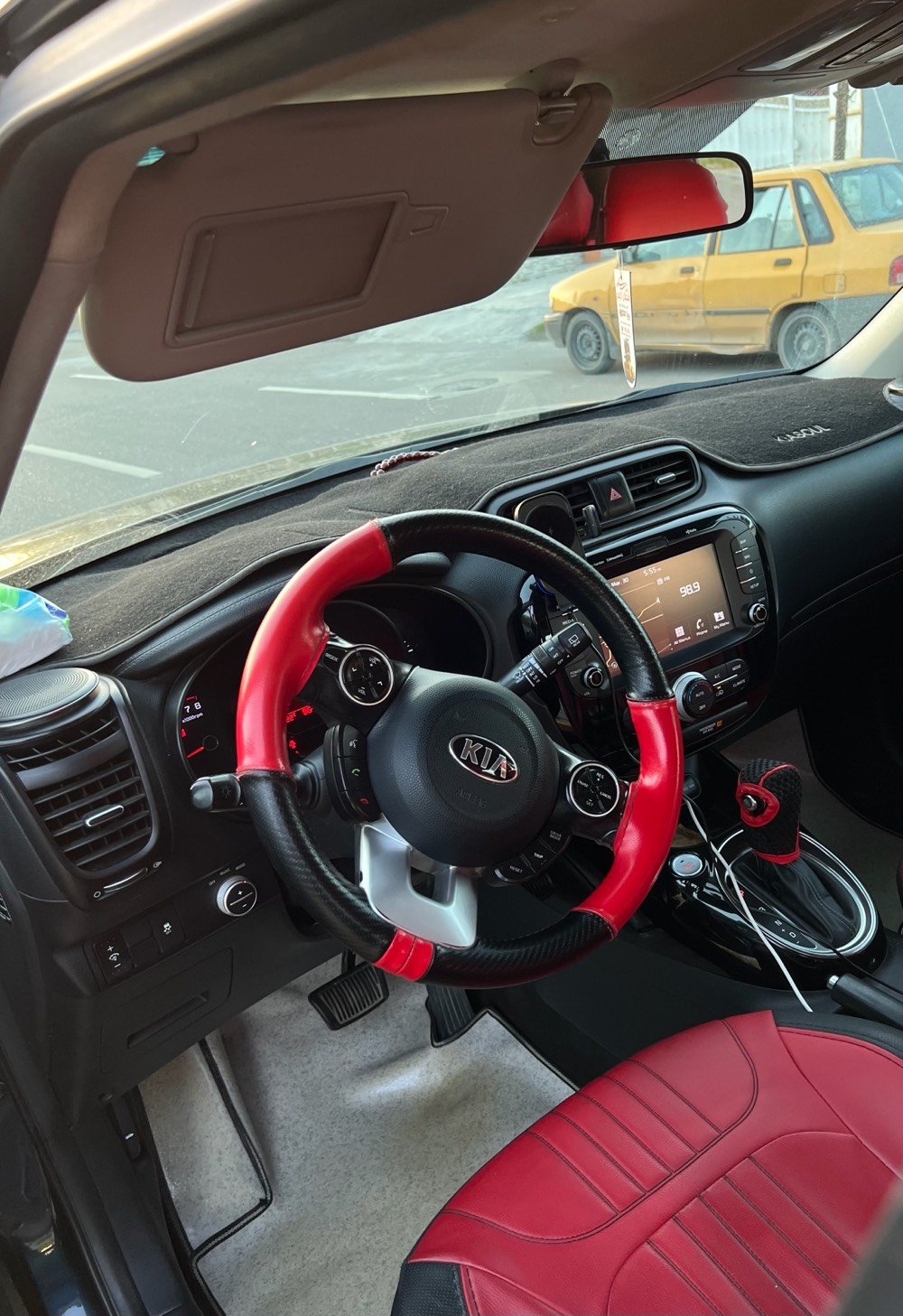 كيا سول موديل 2018 وارد امريكي
اللون كحلي 
رقم بغداد باسمي ماشيه 86 الف 
محرك 2000 gdi وكير at
*السياره مكفوله كفاله عامه من الصبغ والتبديل والايرباك
فقط بارد بسيط جداً في الباب
*مواصفاته بصمه شاشه كبيره لمس مع كامره
سماعات ماركة هارمن كاردن لايت زنون حساس اطارات تحكم ستيرن مثبت سرعه وبعد بيه مواصفات
صدرهه جديد تخم تاير ياباني جديد
السياره نظيفه جداً وبلعافيه علتصير من نصيبه 
مابيه اي نقص ربع متصرف عليه  
سعرهه 123 ورقه وبيه مجال بسيط
مكانه بغداد المنصور او حي العدل للاستفسار 
***********
***********