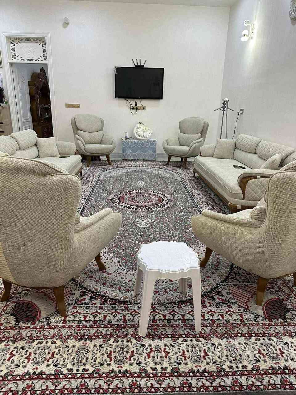 السلام عليكم للبيع بيت طابو صرف بناء حديث سنة 2025 مساحته 257 م طابقين يحتوي على 4 غرف نوم وصالات وهول ومطابخ حار وبارد عدد 3 وصحيات عدد 4 والطابق الارضي نفس الطابق الاول علماً مواد البناء كلها درجة أولى في حي الضباط الاولى مقابل سنتر الاسعار للأستفسار الاتصال على الرقم ***********
