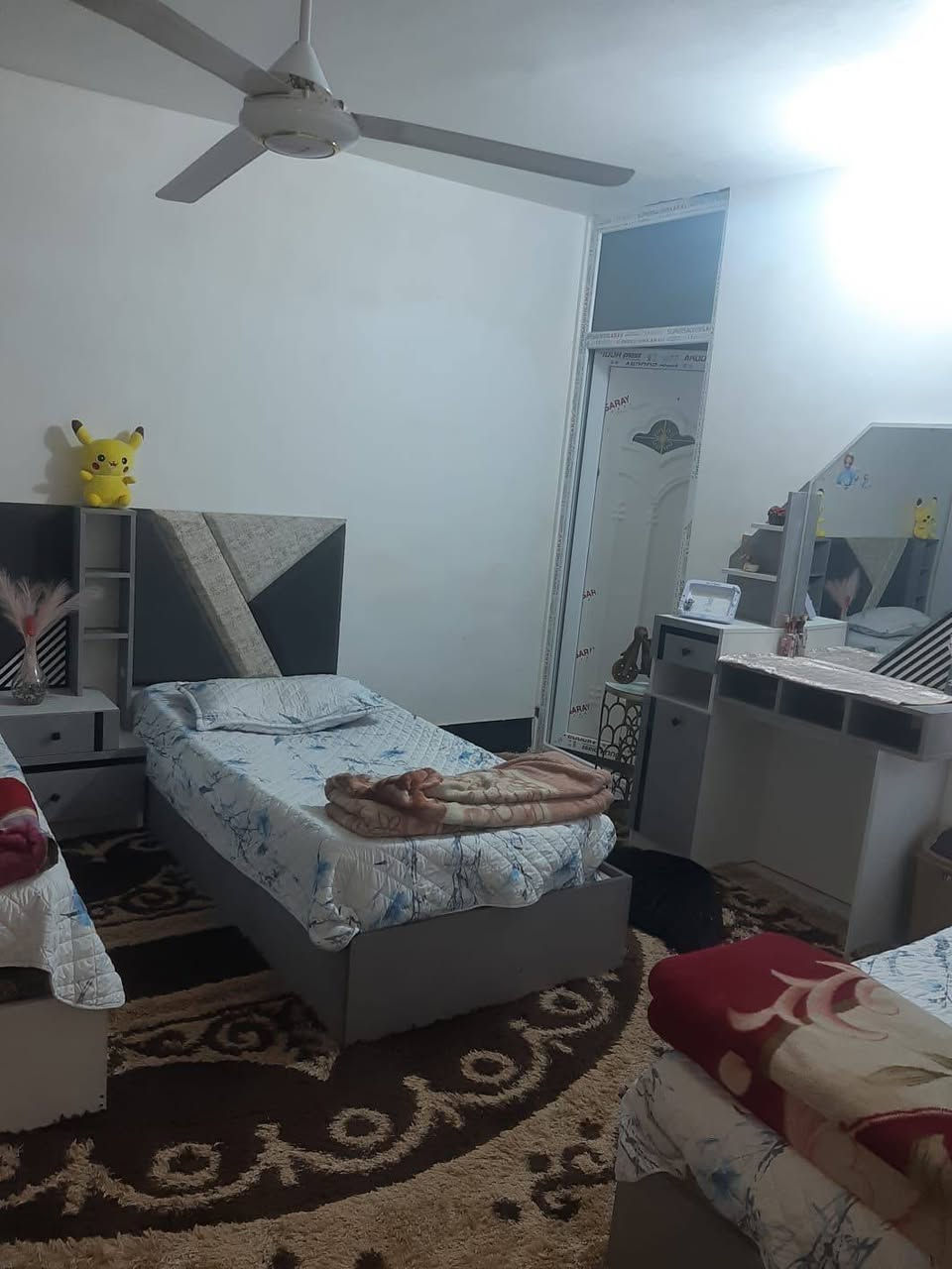 للبيع 75متر طابقين  مقابل فندق البارون عامود66 يصلح سكن ويصلح حسينيه 
يحتوي على غرفتين  وصاله ومطبخ وصحيات بناء دراجى اولى  كافة الخدمات  يباع مع لاثاث أو بدون اثاث للستفسار ***********

