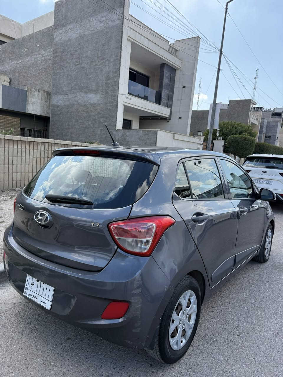 هونداي i10 2015 خليجي مكفولة استلام شركة على أيدينا 
رقم بغداد مميز 
السعر ٨٣ ورقه وبيها مجال بسيط جدا 
ماشية 100 الف كيلو حقيقي 
السيارة مكفولة من الصبغ والحادث ( بيها فقط دحجات ورصعات بلادية السيارة ما ملعوب بيها ) 
محرك وكير وتبريد مكفولات 
صدرها جديد وباتري جديد وتايرات جدد حتى سبيرها والعدة مالته جدد ما نازلات 😅 
مواصفتها تحكم ستيرن وشاشة ومقاعد نص جلد نص قماش وكامرة ومري شفط واشاير بالمري 
ومسويلها صيانه وجاهزه السيارة ما تصرف عليها اي شي 
مكاني بغداد المنصور للأستفسار : 
***********

