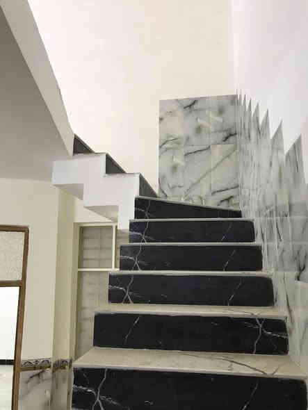 دار للبيع المساحه 120 متر واجهه 7 نزال 17 الموقع شارع المعهد قرب اسواق وائل طابقين غرفتين نوم وهول وخدمات والطابق الثاني 3 غرف نوم وهول وخدمات بناء جديد رفت غير مسكون السعر 240 قابل للتفاوض للاستفسار ***********
