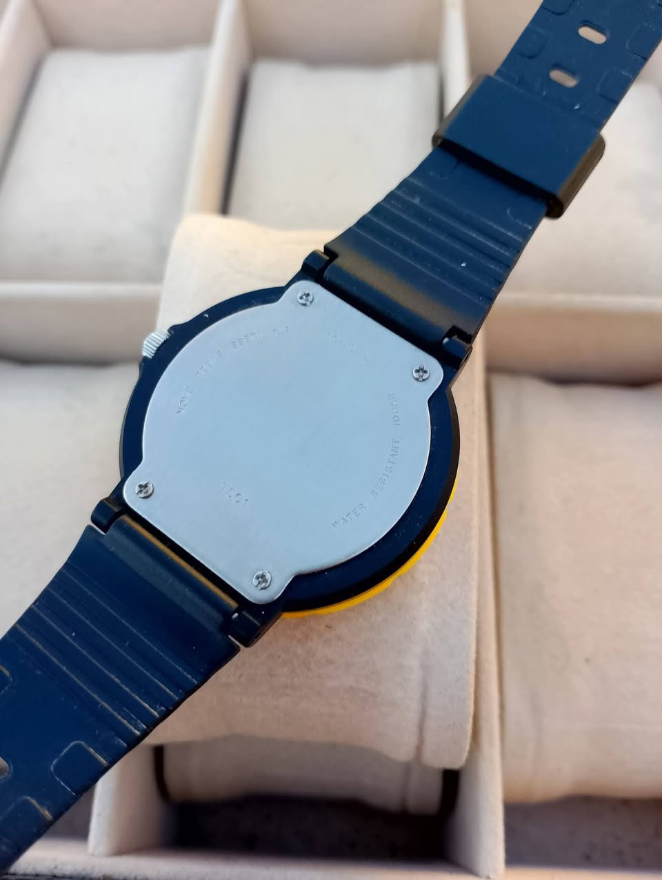 بسم الله الرحمن الرحيم 
تحيه طيبه للجميع ♥️ 
للبيع ساعه  TOYO
الصنع ياباني اصلي 
سناتر شمسي قمري شغال 
سير ربل اصلي 
مكينه بطاريه 
رنك دوار 
السعر 40 الف 💵💵 
العنوان بغداد الدورة 
يوجد توصيل إلى جميع محافظات العراق وبغداد أيضاً 
للحجز والاستفسار المراسله على الخاص او على الرقم 
ه‍ *********** ☎️ متوفر واتساب
