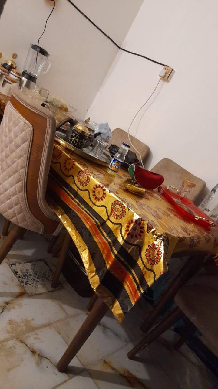 ميز طعام نضيف 
وكاونتر جديد للبيع***********
